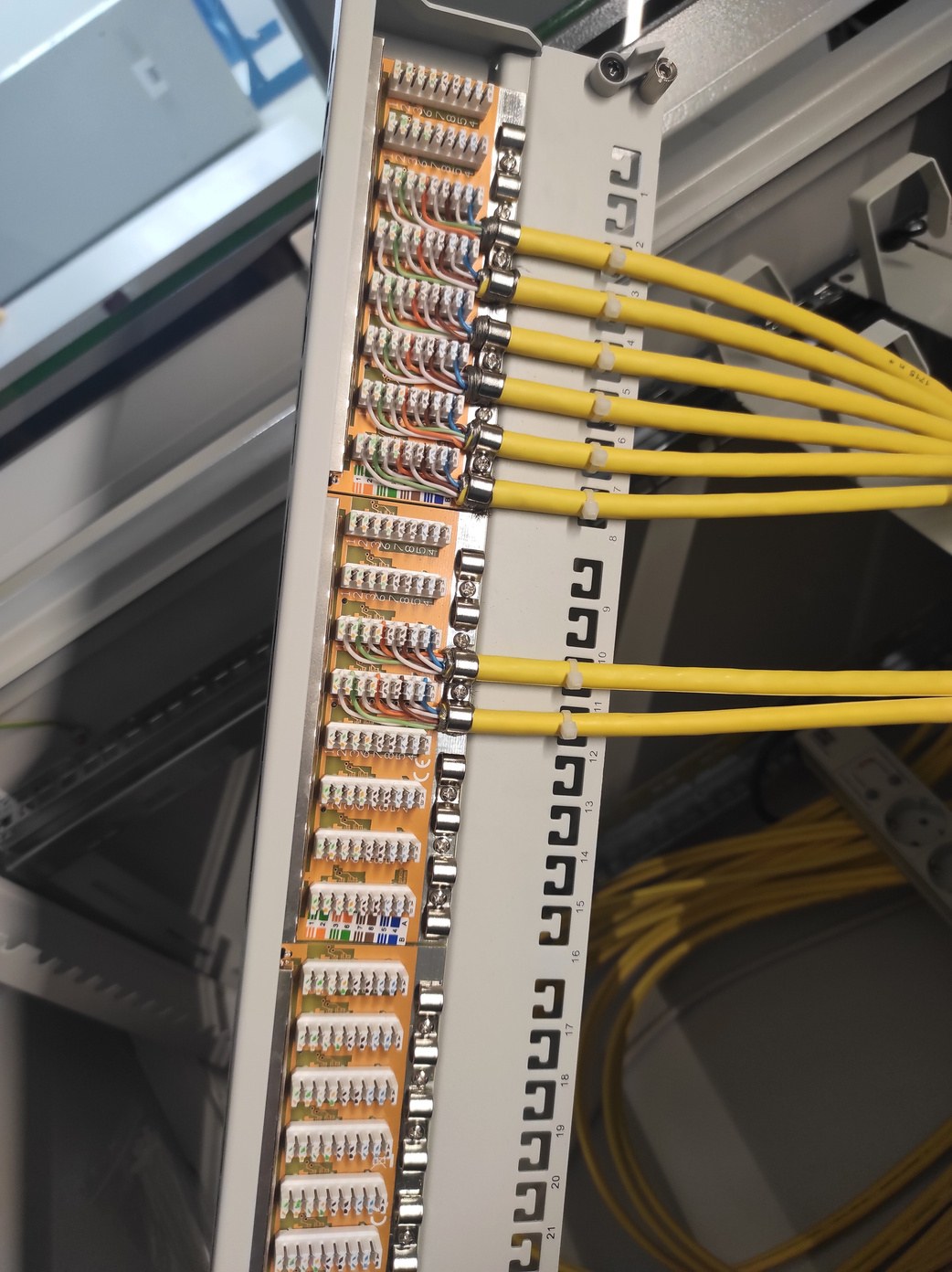 Datenverkabelung mit beschrifteten Netzwerkanschlüssen