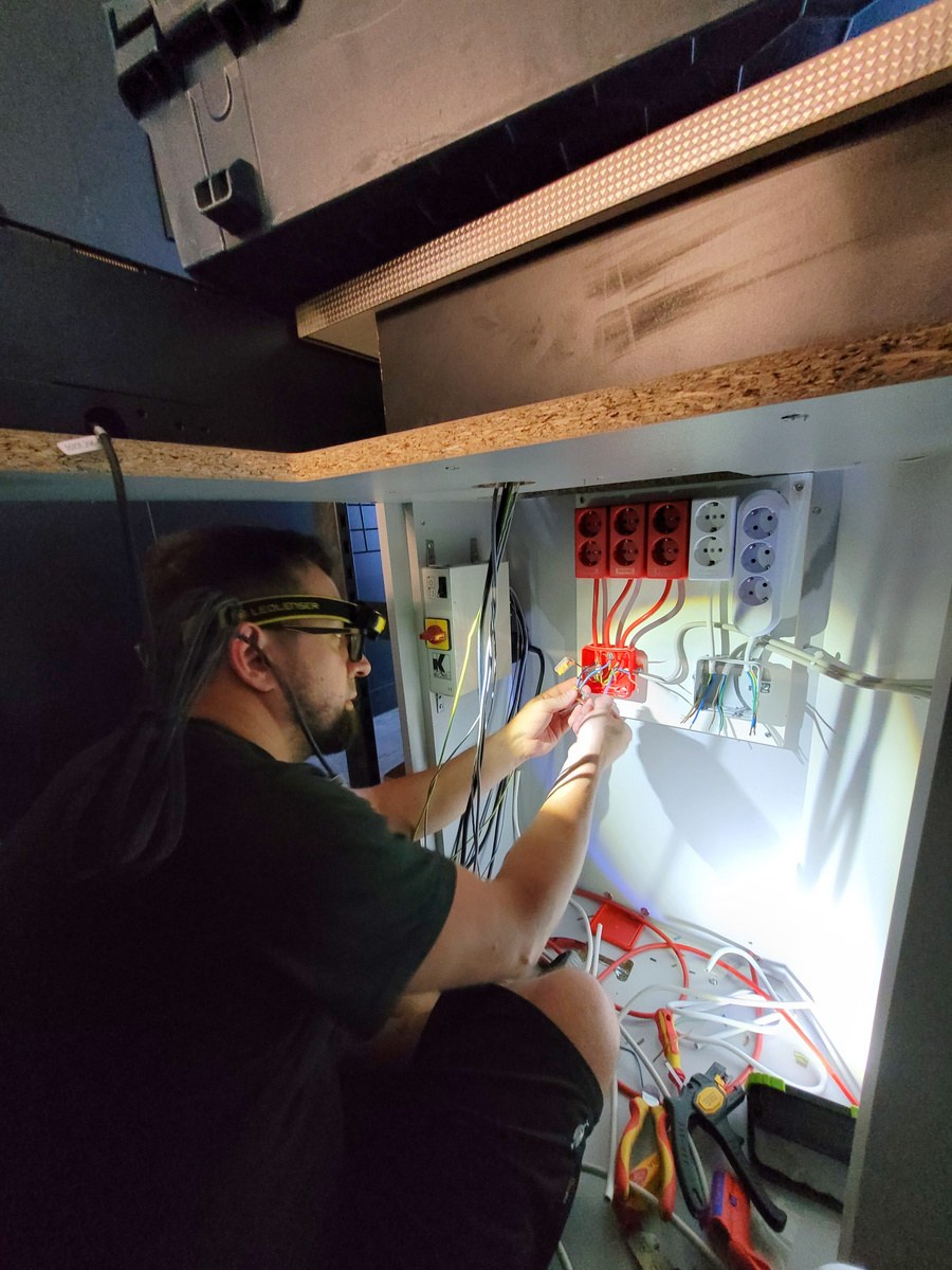 Elektrotechnische Arbeiten und Prüfung an einer Anlage