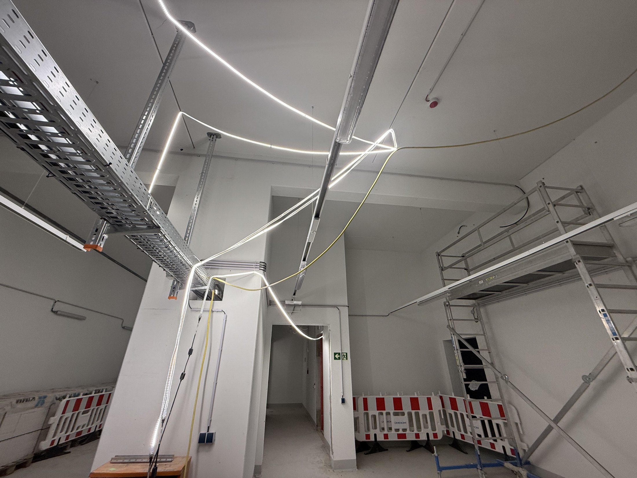 Montierte Kabeltrassen im Innenbereich in Neu-Isenburg