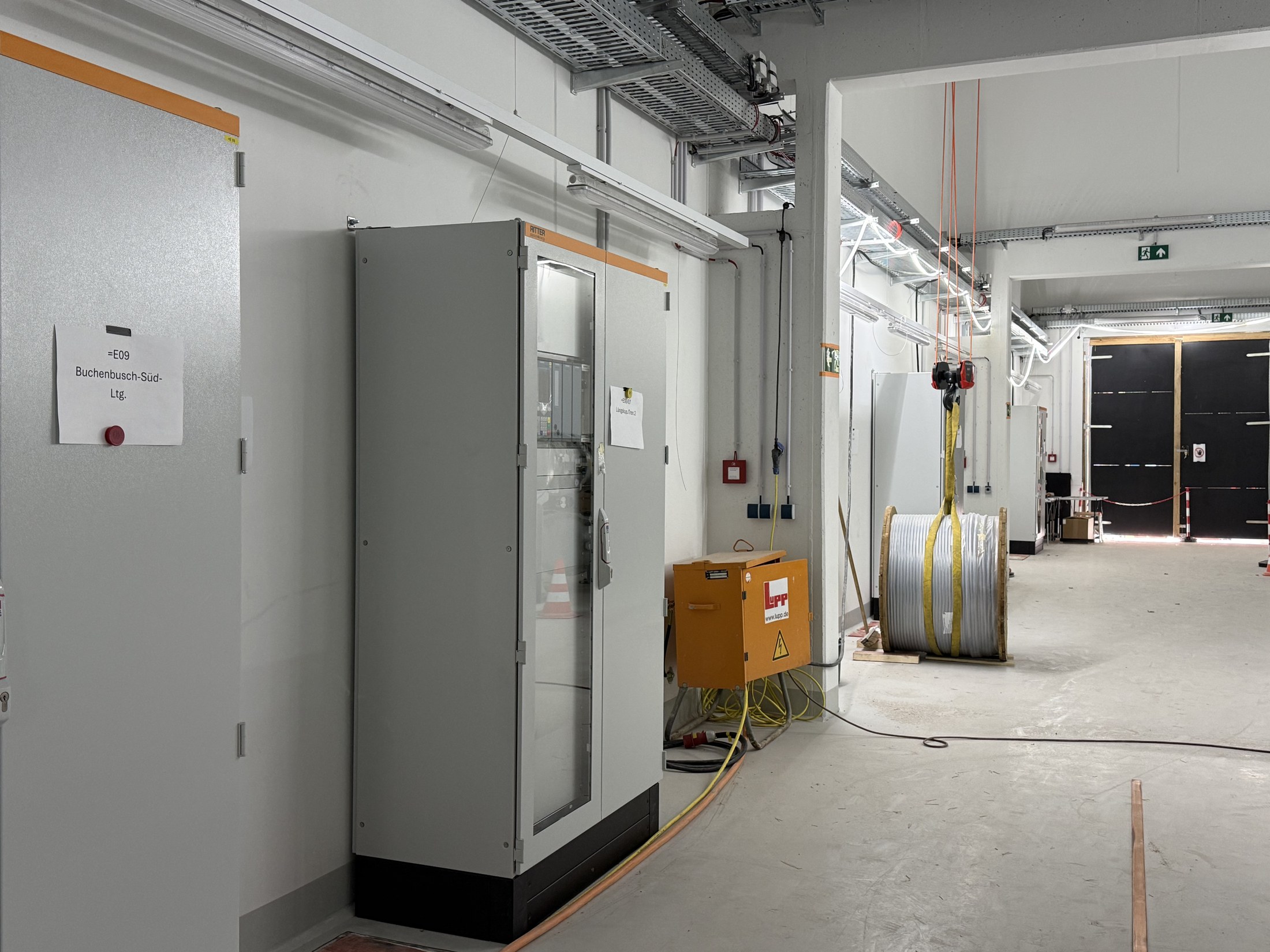 Schaltanlagen und Installationen im Technikraum in Neu-Isenburg