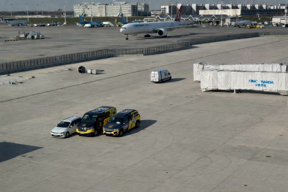 CHAGAR Fahrzeuge auf dem Vorfeld des Flughafens München
